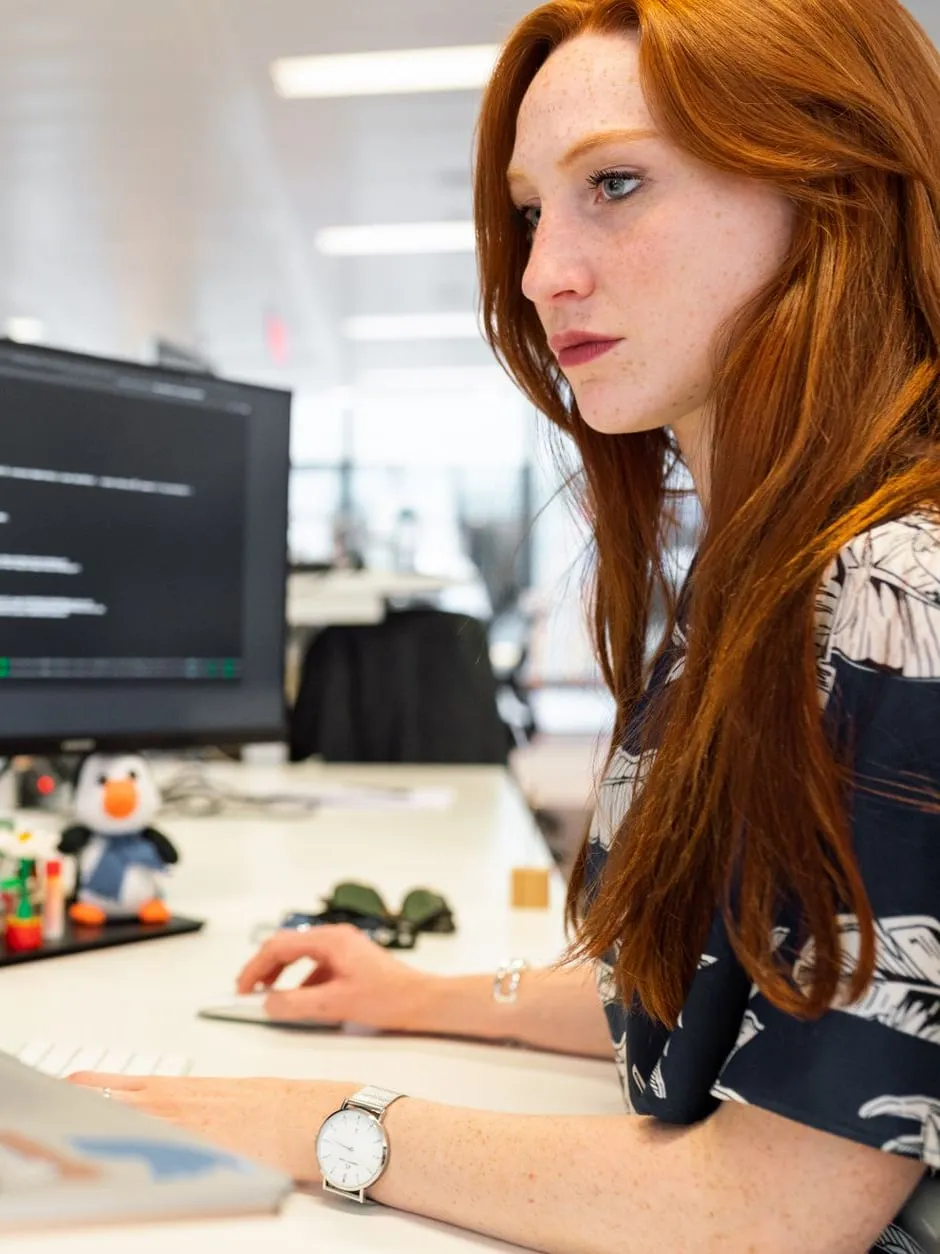 En person som arbetar vid en datorskärm på ett kontor