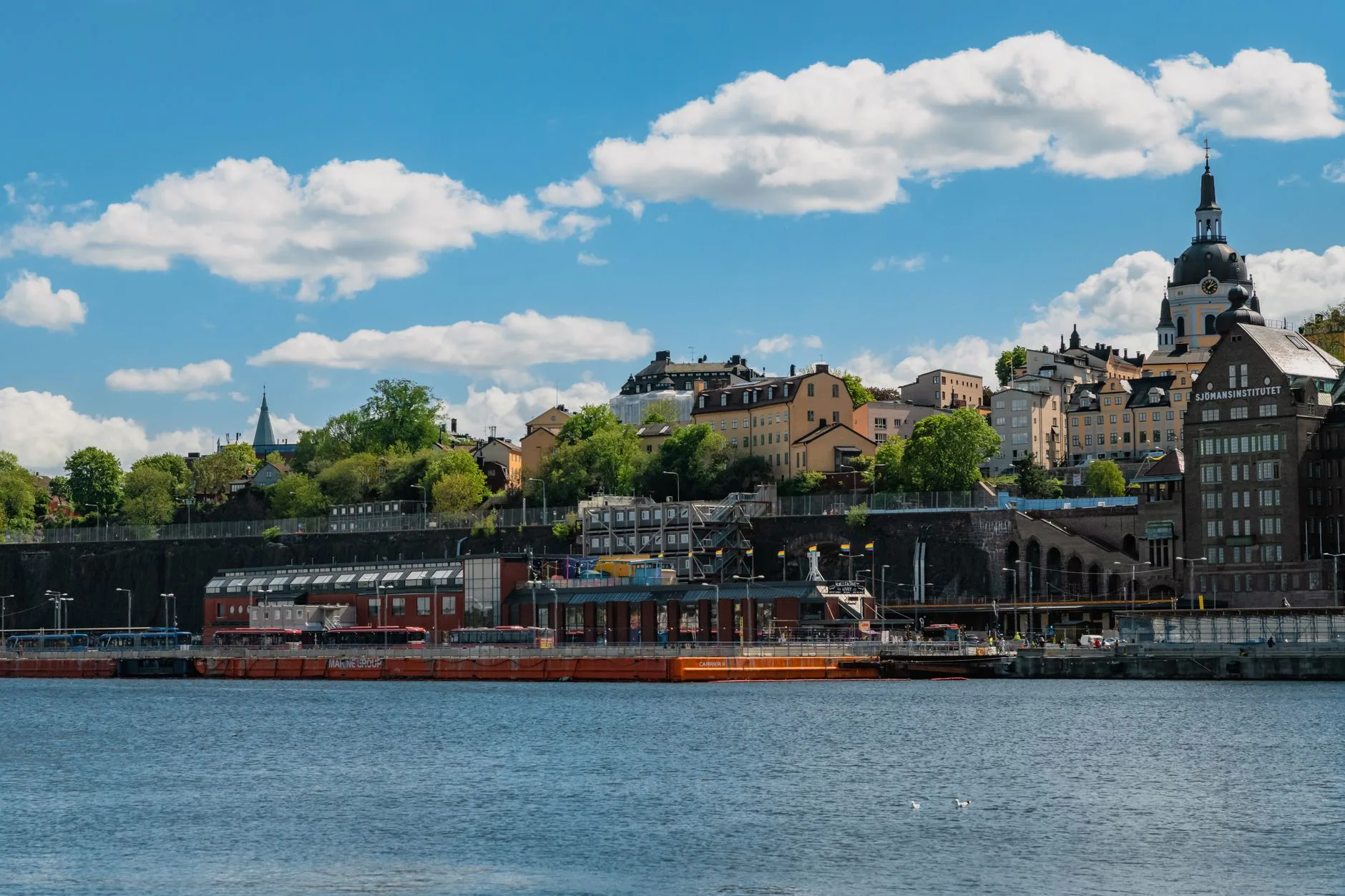 Vy över Södermalms kajkant i Stockholm